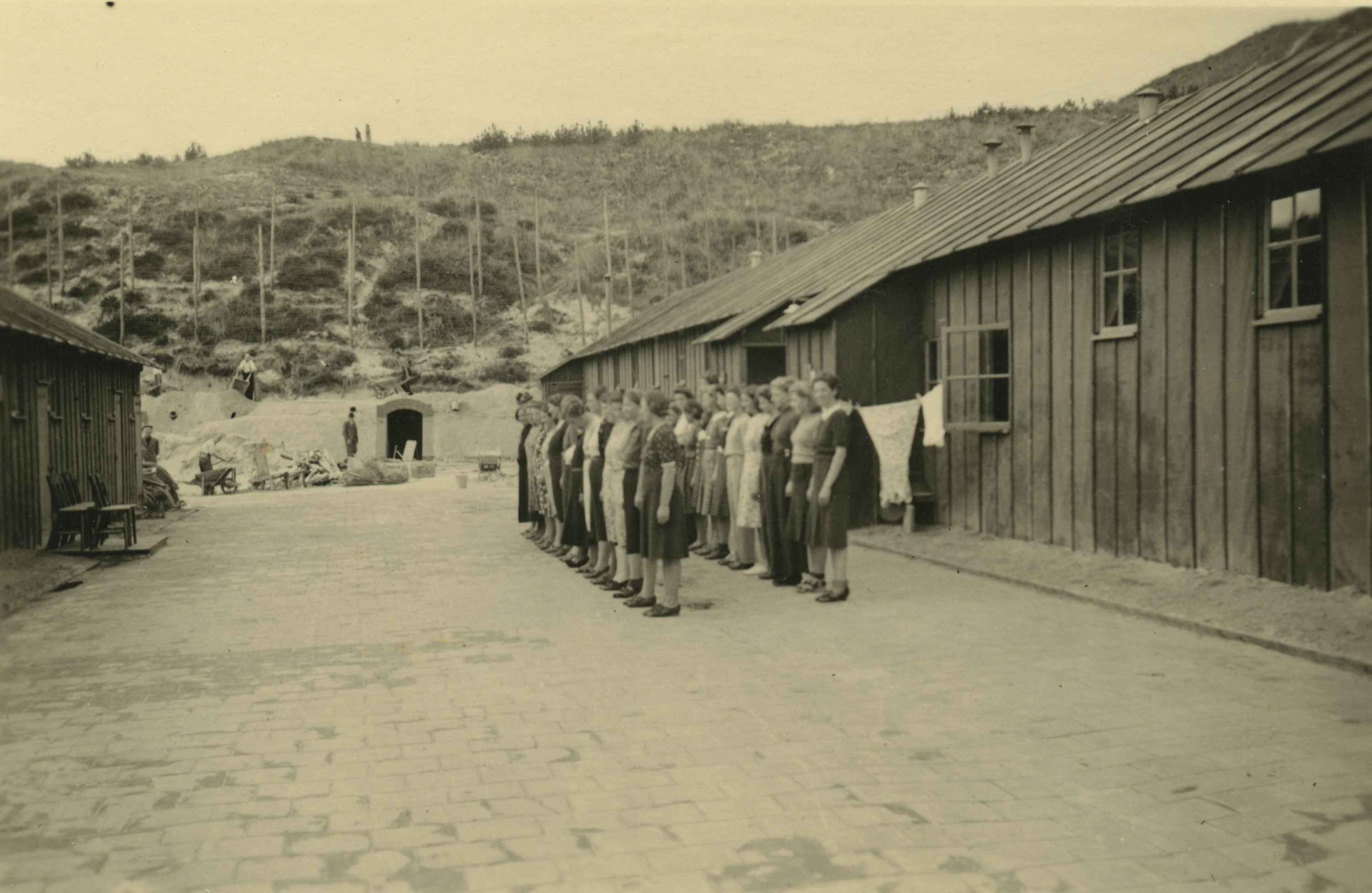 Inspectie van geinterneerden in kamp Schoorl, juli 1941